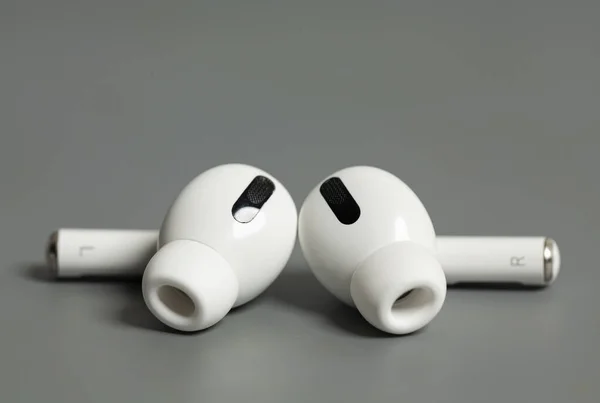 Earphone nirkabel pada latar belakang abu-abu — Stok Foto