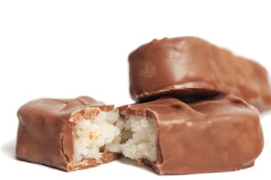 Beyaz arka plan üzerinde izole Hindistan cevizi ile çikolata bar