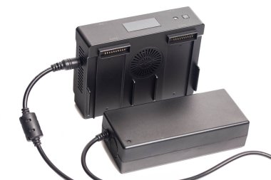 Dijital ekran beyaz üzerine izole edilmiş İHA şarj bataryası merkezi.