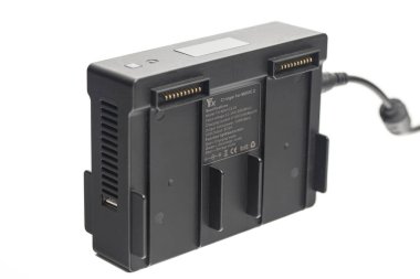 Moskova, Rusya, 22 Eylül 2021: DJI Maviç 2 Pro için dijital ekranlı İHA batarya şarj merkezi