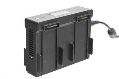 Dijital ekran beyaz üzerine izole edilmiş İHA şarj bataryası merkezi