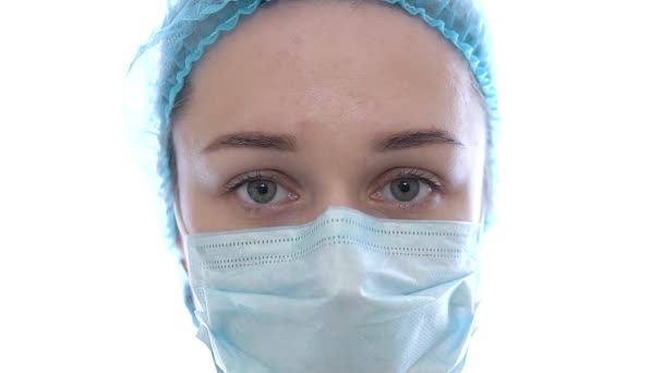 La doctora durante una pandemia de coronavirus covid-19 toma gafas y una máscara protectora, manchas rojas. Retrato cercano de un médico cansado — Vídeos de Stock