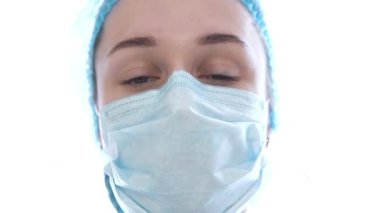 Koronavirüs salgını sırasında kadın doktor gözlüğünü ve koruyucu maskesini çıkarıyor. Yorgun bir doktorun yakın portresi