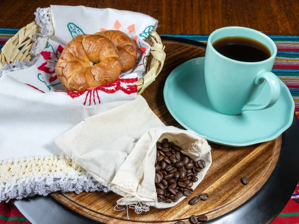 Pandulce, conchas ve kahve ile Meksika kahvaltısı.