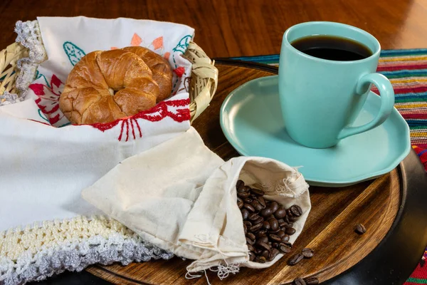 Pandulce, conchas ve kahve ile Meksika kahvaltısı.
