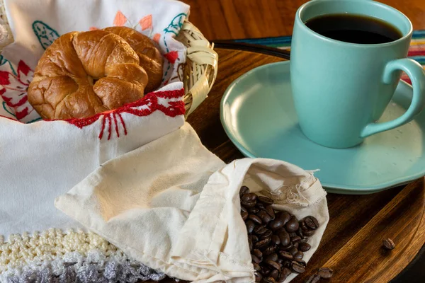 Pandulce, conchas ve kahve ile Meksika kahvaltısı.