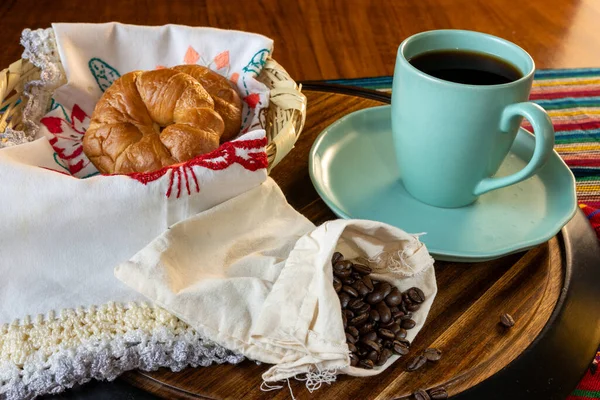 Pandulce, conchas ve kahve ile Meksika kahvaltısı.