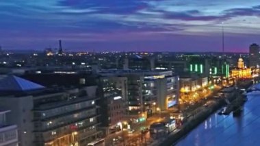 Alacakaranlık Şehri, Riverfront Işıkları ve Yansımaları ile Skyline