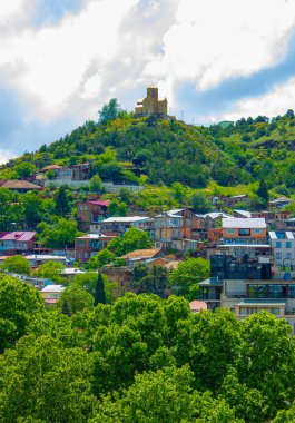Gürcistan 'da nehir, dağlar ve ağaçlarla Tiflis kentinin hava manzarası