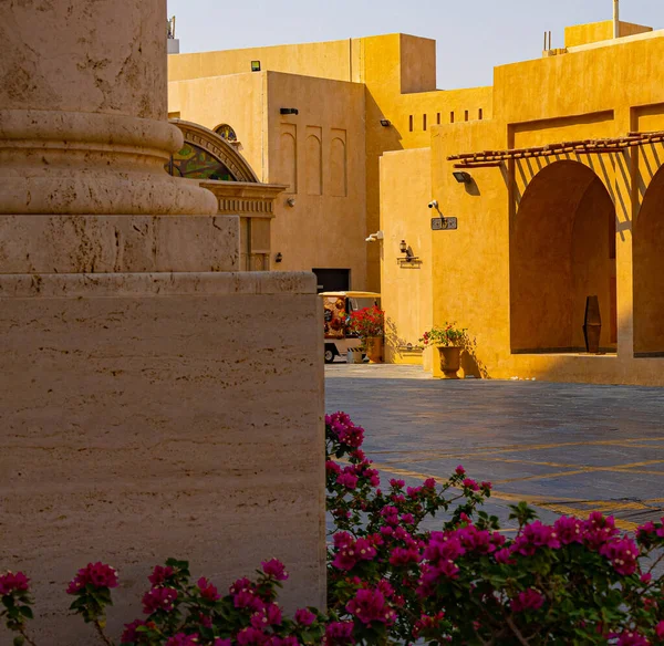 Katar 'ın Doha kentindeki geleneksel köy Katara' da çiçekli ve evli cadde