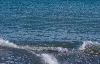 Kıbrıs Rum Kesimi kıyısı yakınlarındaki Akdeniz dalgaları