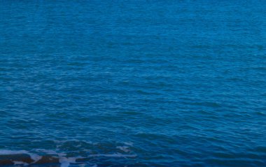 Dalgalı açık mavi Akdeniz, Kıbrıs