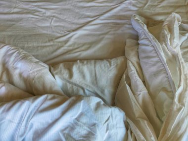 Yapılmamış beyaz yatak sabah