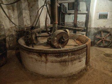 Zeytin yağı için antik taş değirmeni