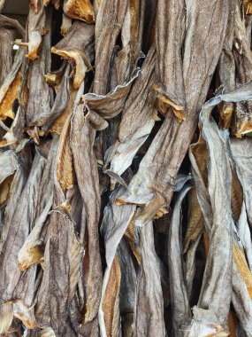 Morina balığı doğal olarak tuzsuz kurutulur.