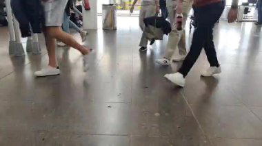 Havaalanında bavullu yolcular