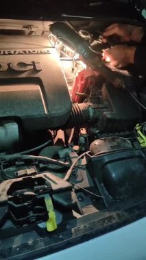 Profesyonel tamirci araba aküsünün yerini aldı