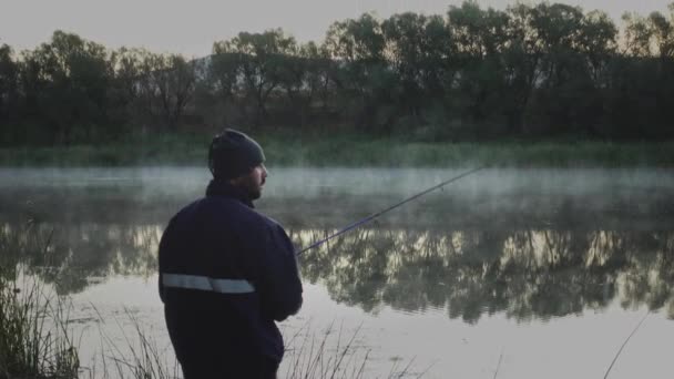 中世の漁師は 驚くほど美しい流線型と霧の多い湖の屋外で午前中に魚を狩りしようと帽子をかぶって Kzlmarkはトルコで最も長い川です — ストック動画