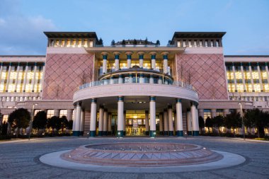 Geleneksel Türk mimarisine göre tasarlanmış lüks bir kütüphanenin dış görünüşü gece simetrik giriş manzarası