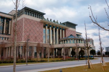 Güneşli bir sabah manzarasında geleneksel Türk mimarisine göre tasarlanmış lüks bir kütüphanenin dış görünüşü