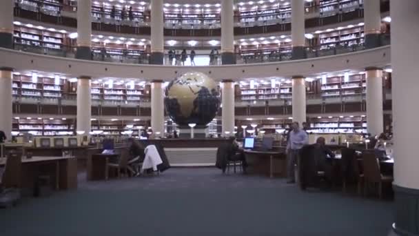 Şubat 2020 Ankara Türkiye Çalışma Masaları Kitaplıklarla Çevrili Çok Kalabalık — Stok video