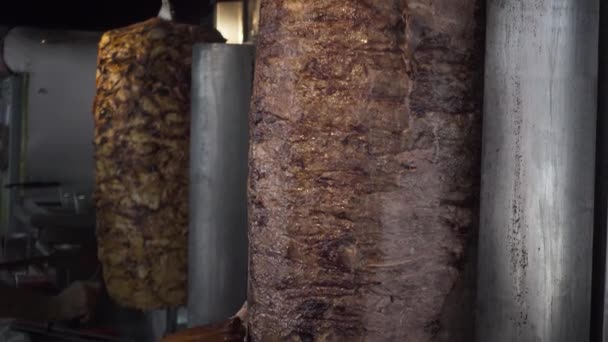 Türk Şef Ünlü Lezzetli Sokak Yemekleri Yapan Kebabı Dilimliyor — Stok video