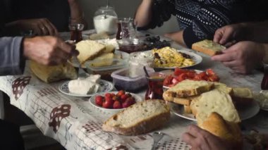Aç Türk Ailesi Kahvaltı Yapıyor ve Birlikte Çay İçiyorlar Bir Tatil Sabahında Masada