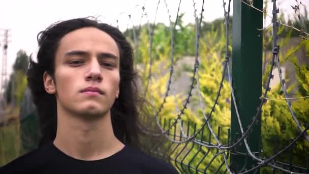 Agresiv Căutarea Lung Negru Părul Tânăr Protest Picioare Holbându Fața — Videoclip de stoc