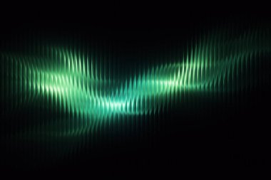 Koyu arkaplanda canlı yeşil bir ses dalgası, müzik ve ses teknolojisini temsil ediyor..