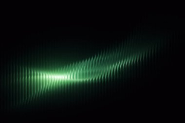 Canlı yeşil bir ışık karanlığın içinden hızla geçer ve büyüleyici bir iz etkisi yaratır..