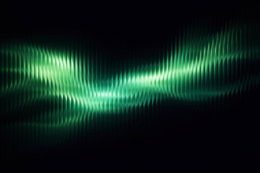 Karanlık bir arka planda canlı yeşil ses dalgası deseni, dinamik bir görsel efekt yaratır..