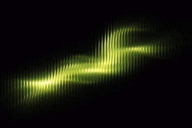 Karanlık bir arka planda müzik ve ses teknolojisini temsil eden dinamik yeşil ses dalgası deseni.
