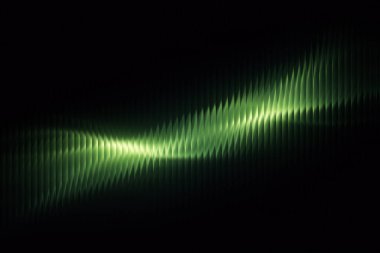 Koyu siyah bir arkaplana karşı canlı bir yeşil ses dalgası, ses veya müzik görselleştirmesini temsil eder.
