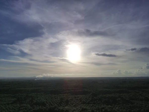 Öğleden sonra güneş doğuyor.