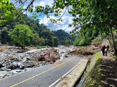 Batı Sumatra, Endonezya, Aralık, 03.2025. Yol, Galodo seli nedeniyle Anai Vadisi şelalesinin yakınında kapatıldı. Sepuluh Koto alt bölgesi, Tanah Datar bölgesi.