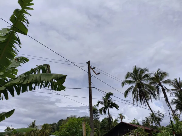 Hasarlı elektrik direkleri kabloları büküyor.