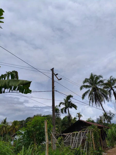 Hasarlı elektrik direkleri kabloları büküyor.