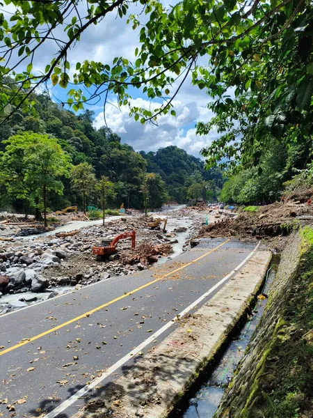 Batı Sumatra, Endonezya, Aralık, 03.2025. Yol, Galodo seli nedeniyle Anai Vadisi şelalesinin yakınında kapatıldı. Sepuluh Koto alt bölgesi, Tanah Datar bölgesi.