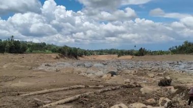 Su baskınından kalan odun parçaları