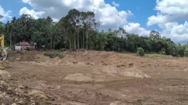 Su baskınından kalan odun parçaları