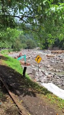 Batı Sumatra, Endonezya, Aralık, 03.2025. Yol, Galodo seli nedeniyle Anai Vadisi şelalesinin yakınında kapatıldı. Sepuluh Koto alt bölgesi, Tanah Datar bölgesi.