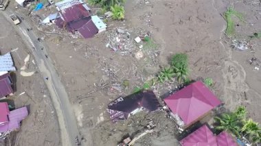 Evler yüksek yağmur suyu seviyeleri nedeniyle yıkıldı ve nehir buna dayanamadı, bu yüzden nehir akıntısı yön değiştirdi..