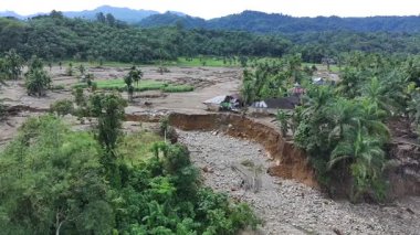 Evler yüksek yağmur suyu seviyeleri nedeniyle yıkıldı ve nehir buna dayanamadı, bu yüzden nehir akıntısı yön değiştirdi..