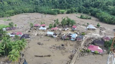 Evler yüksek yağmur suyu seviyeleri nedeniyle yıkıldı ve nehir buna dayanamadı, bu yüzden nehir akıntısı yön değiştirdi..