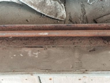 Büyük metal borulu paslı bir boru.