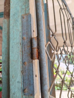 Eski paslı demir kapı, zincirli.