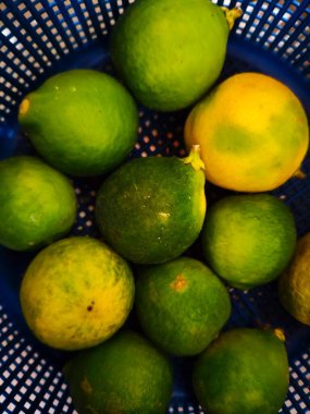 Tahta bir masada olgun limonlar