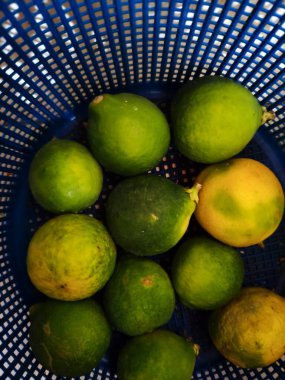 Tahta bir arka planda sepetteki taze yeşil elmalar