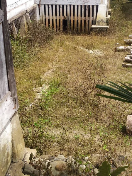 Köyde terk edilmiş eski bir ev.