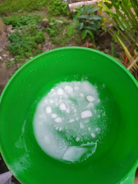 Su damlaları yeşil çimlerin üzerine